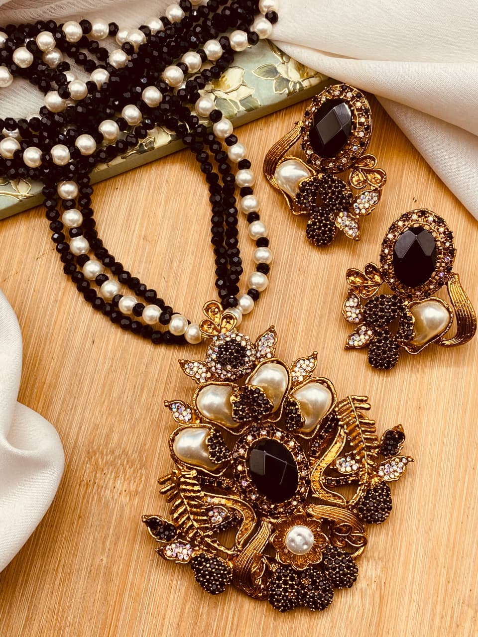 Emerald & Antique Gold Heritage Pendant Set
