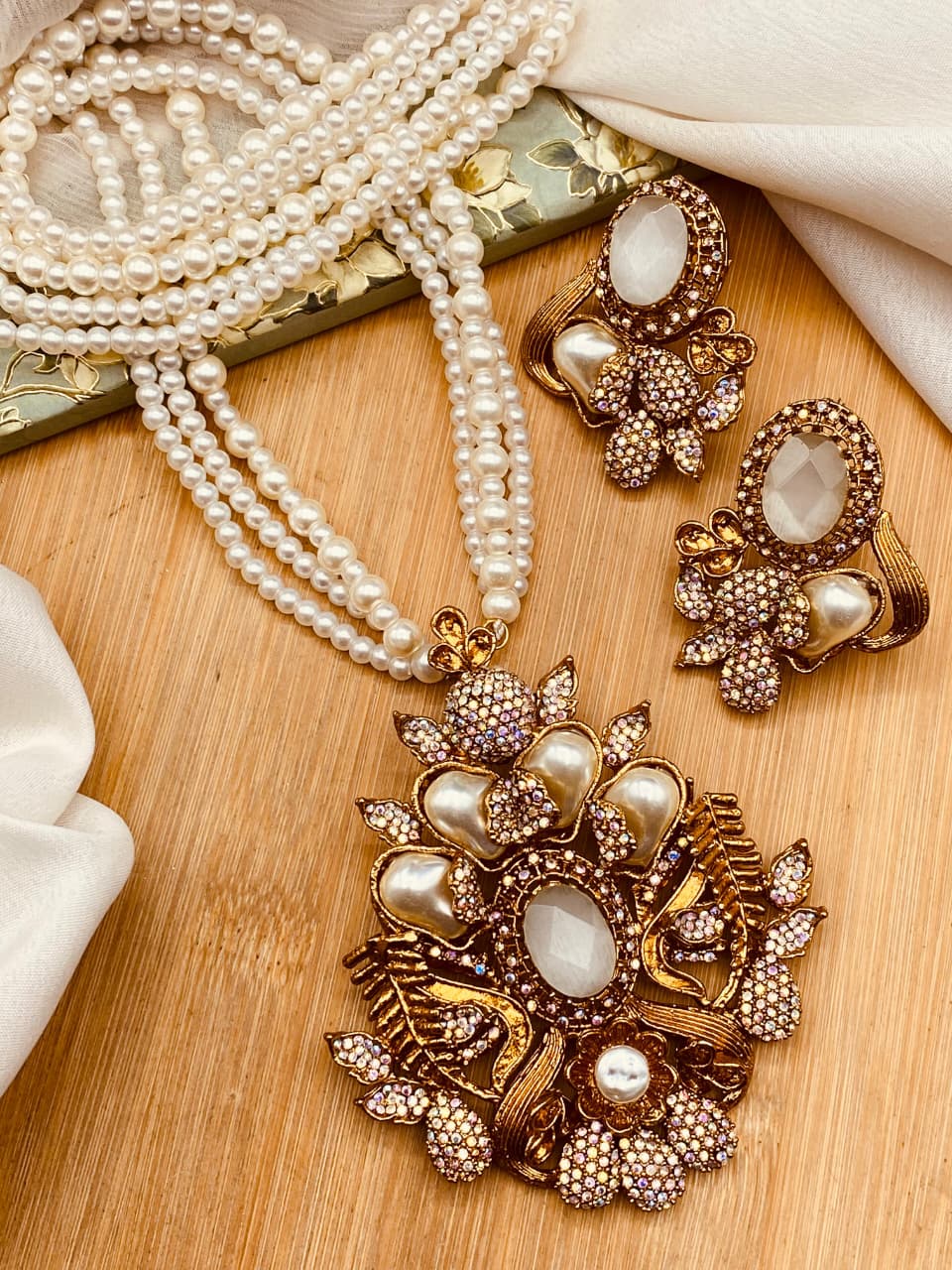 Emerald & Antique Gold Heritage Pendant Set